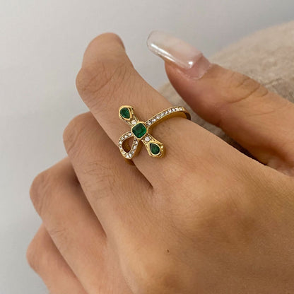 Nessa – Bague Croix Dorée Élégante