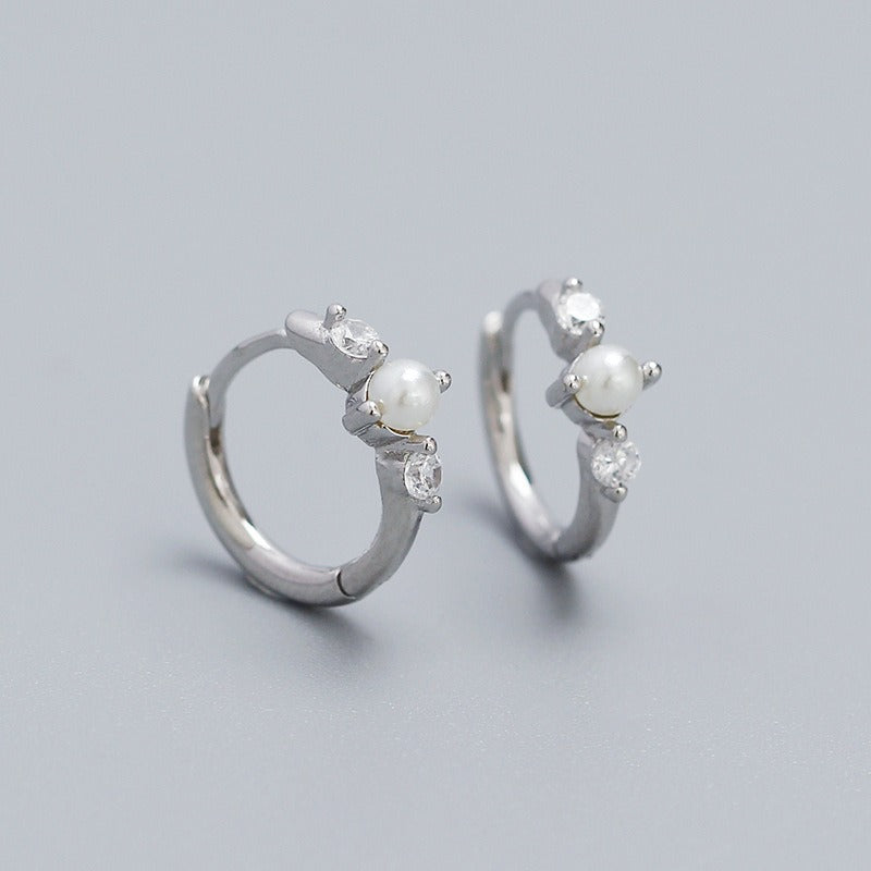 Elora – Boucles d’Oreilles Clip Rondes Perle & Pierre Incrustée