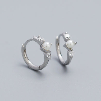 Elora – Boucles d’Oreilles Clip Rondes Perle & Pierre Incrustée