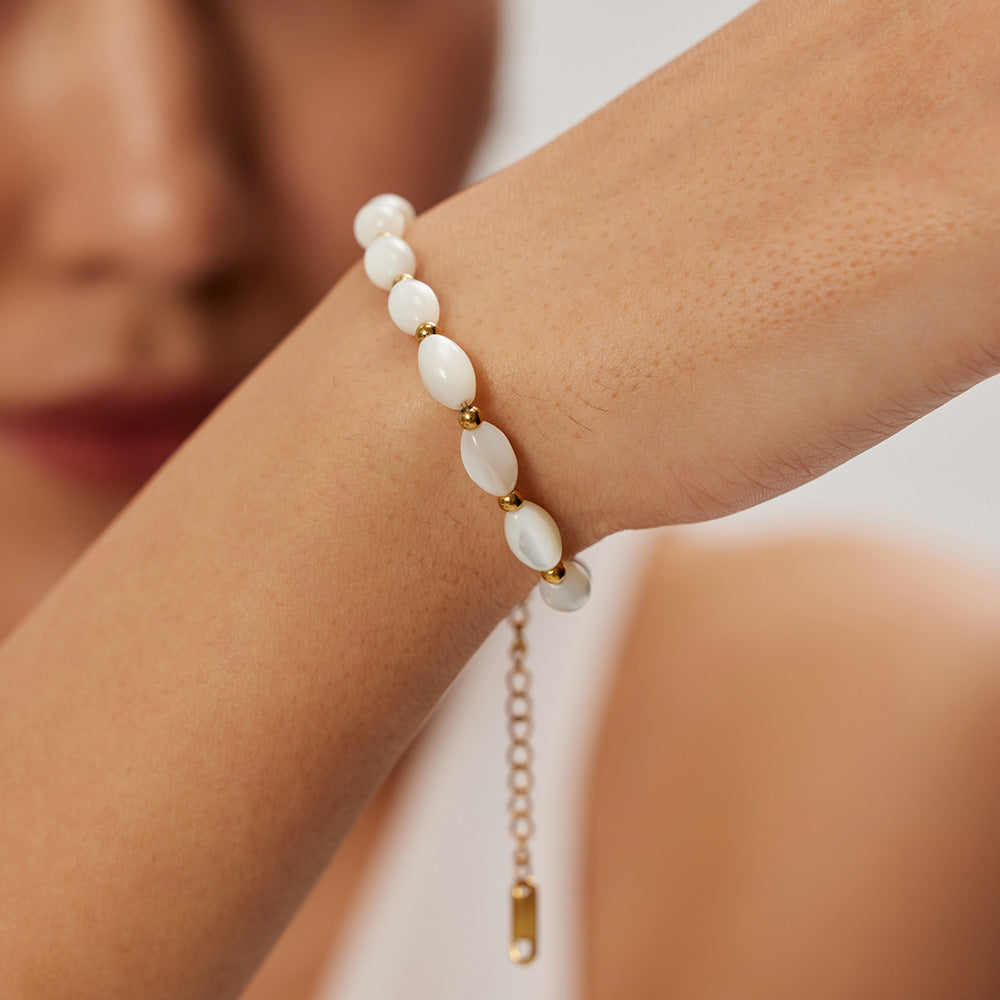 Clara – Bracelet ovale en acier inoxydable doré