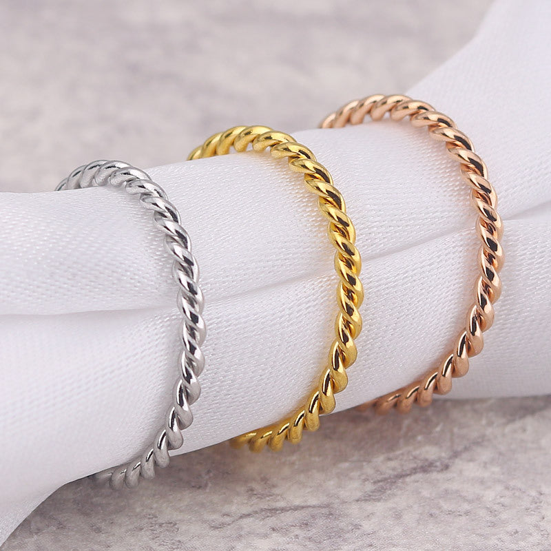 Rina – Bague Torsadée en Acier Titane