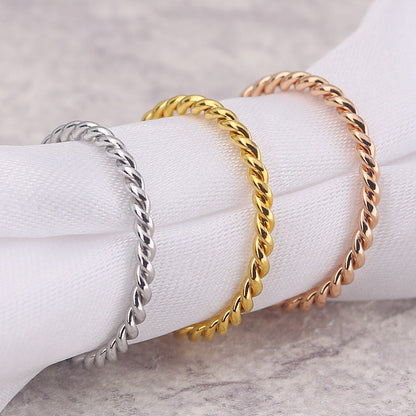 Rina – Bague Torsadée en Acier Titane