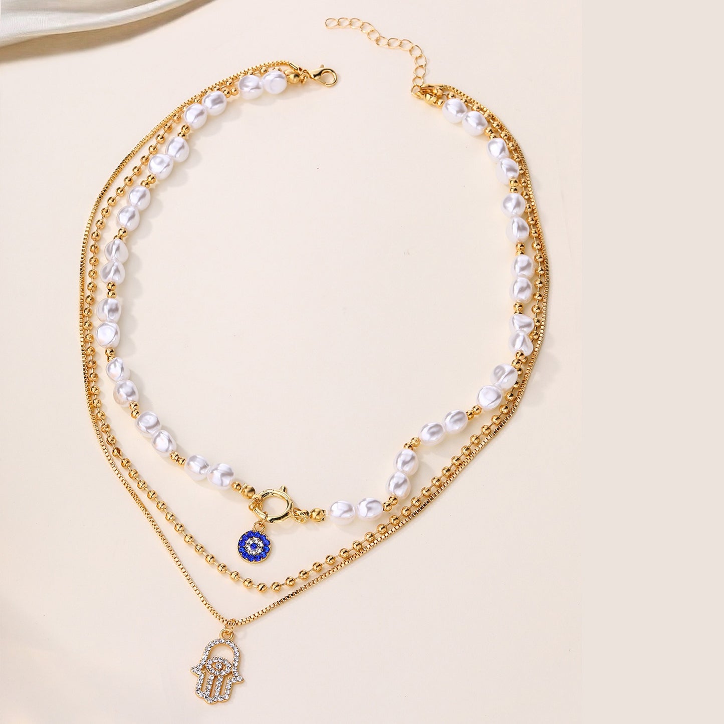 Jade – Collier Multi-niveaux Perle & Hamsa
