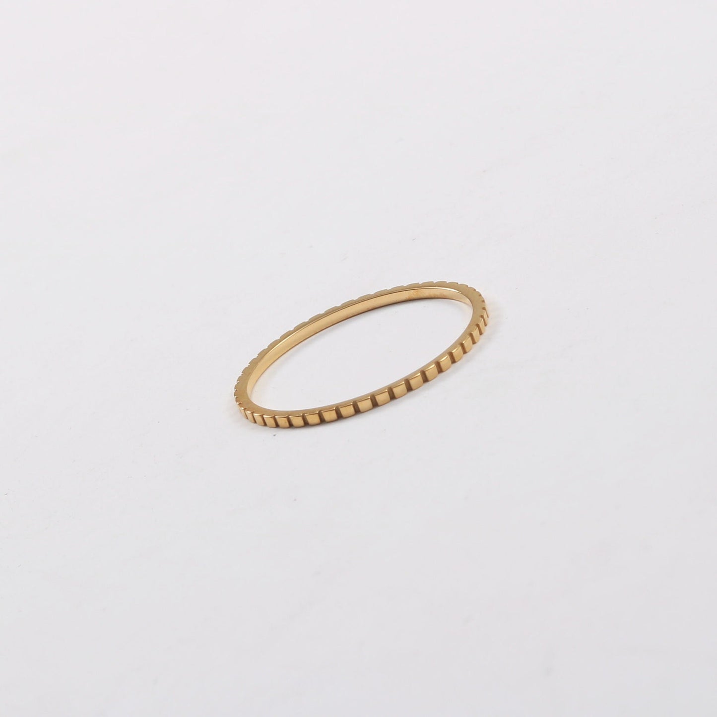 Aleza – Bague Engrenage Fine en Acier Titane Plaqué Or
