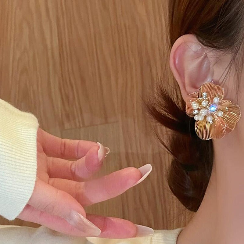 Jane – Boucles d'oreilles Fleur Gravée avec Perle