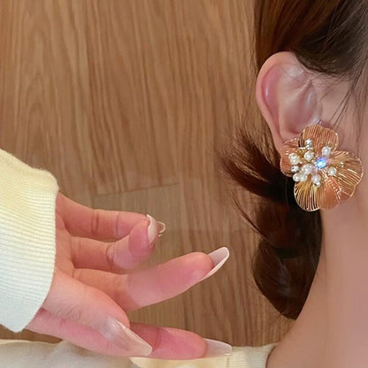 Jane – Boucles d'oreilles Fleur Gravée avec Perle