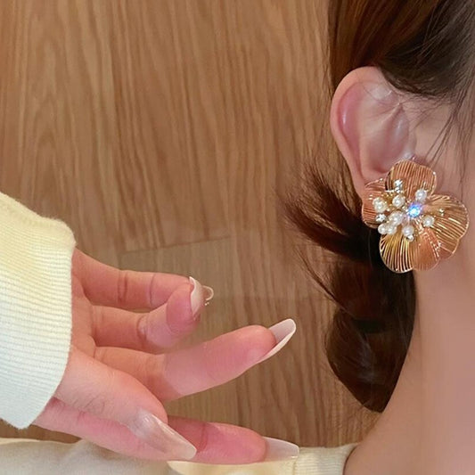 Jane – Boucles d'oreilles Fleur Gravée avec Perle