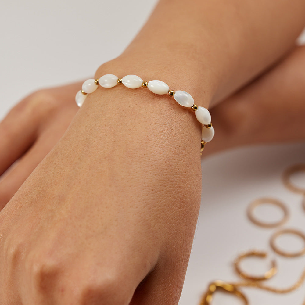Clara – Bracelet ovale en acier inoxydable doré