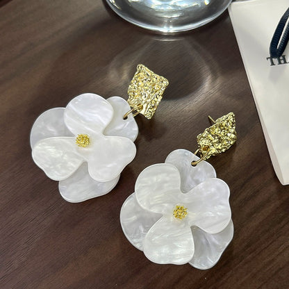 Kai – Boucles d'oreilles pendantes florales dorées