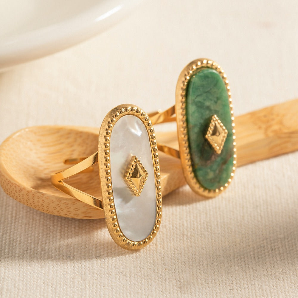 Rhea – Bague Rétro Dorée à Pierre Naturelle