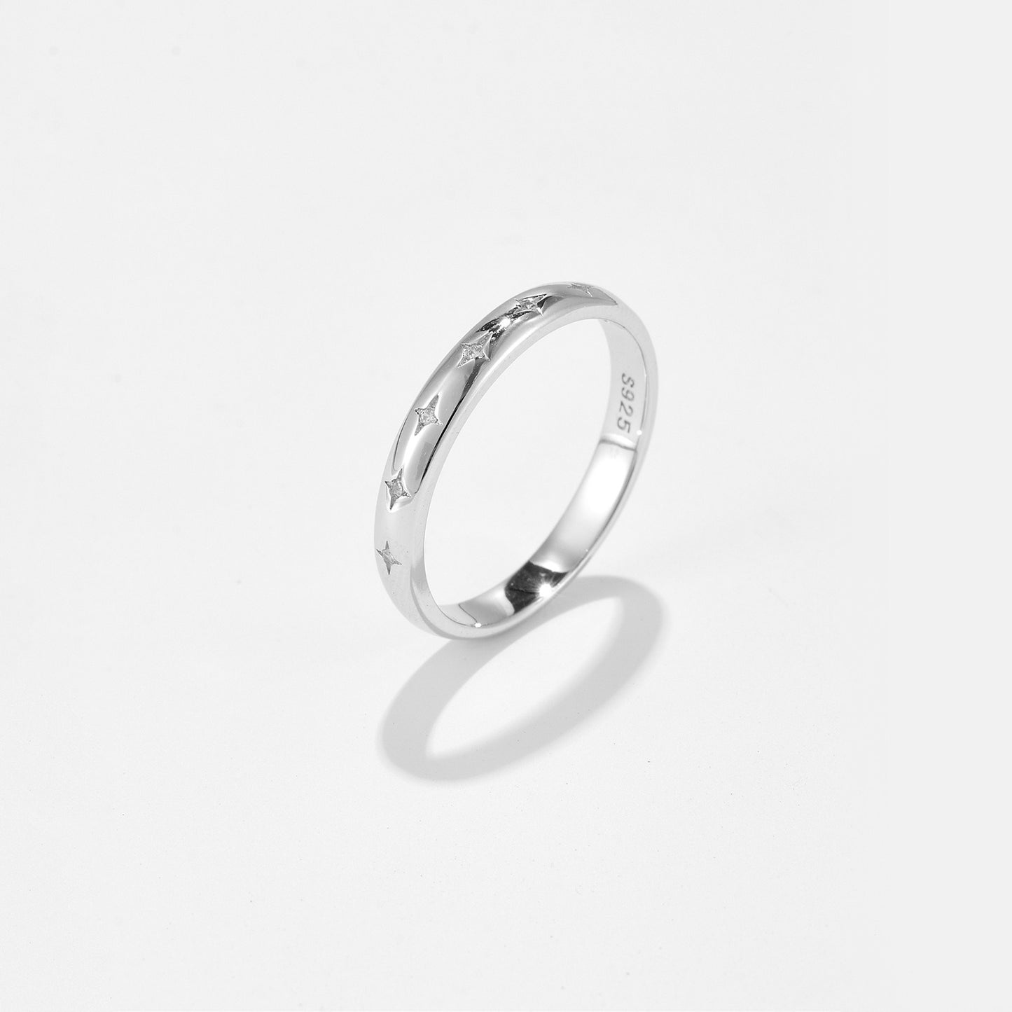 Stella – Bague Bandeau en Or avec Étoile Cosmique