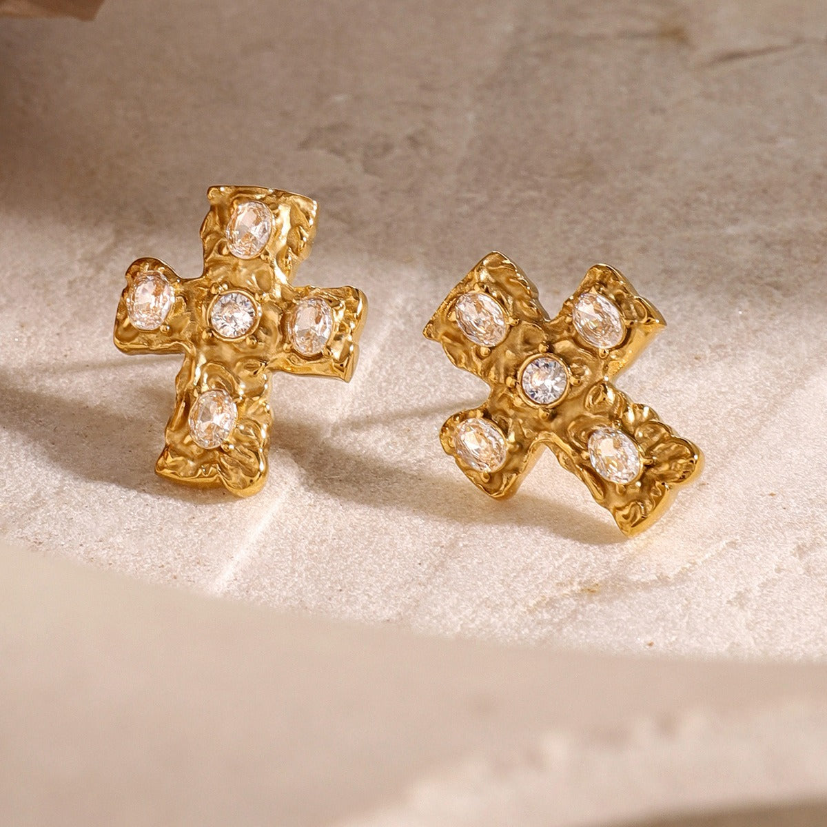 Saki – Boucles Croix Pierre Fondue Élégantes