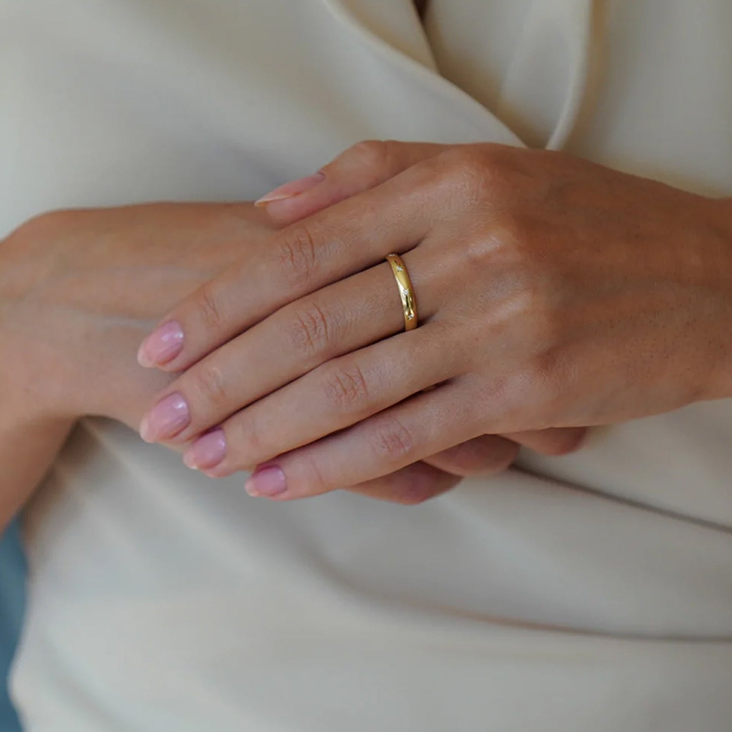 Stella – Bague Bandeau en Or avec Étoile Cosmique