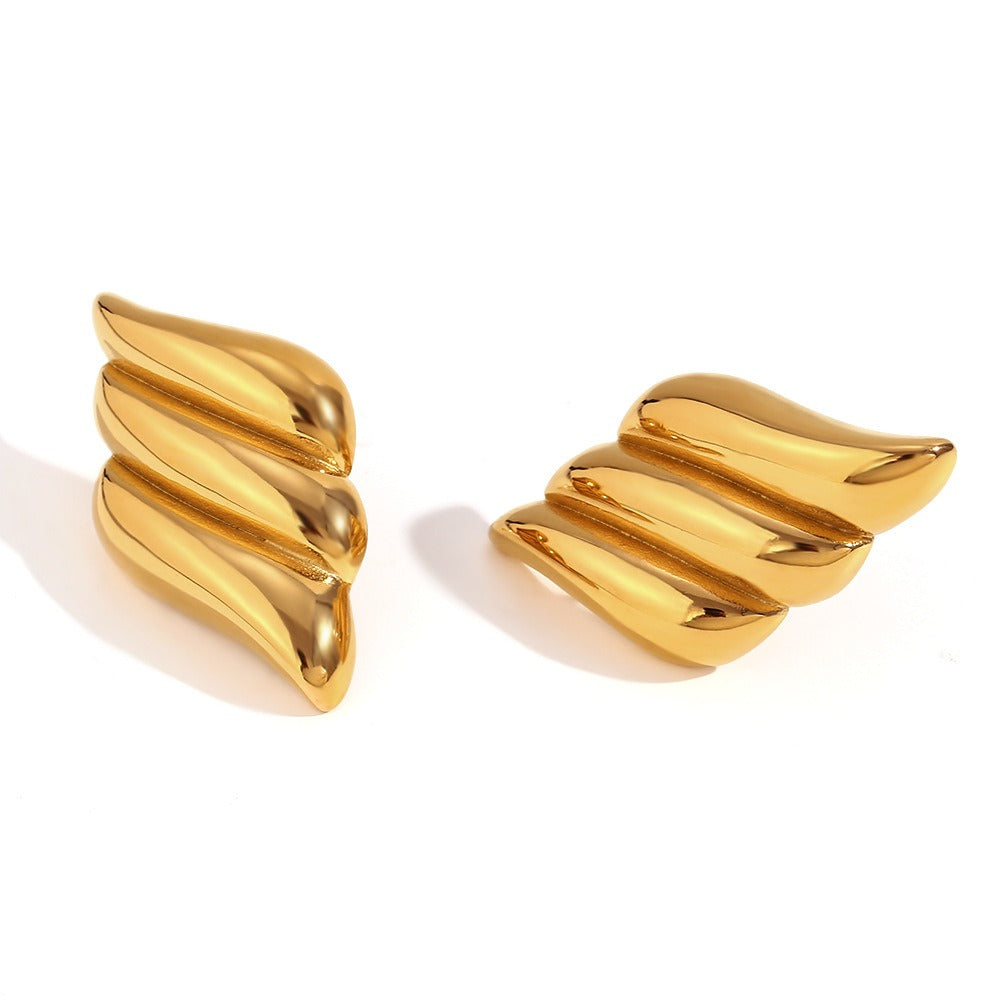 Alizée – Boucles d’Oreilles Ailes Trois Couches Dorées