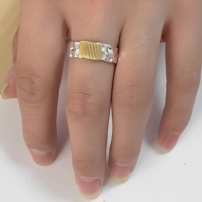 Anika – Bague Argentée au Fil Doré