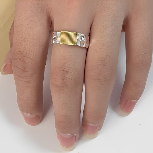 Anika – Bague Argentée au Fil Doré