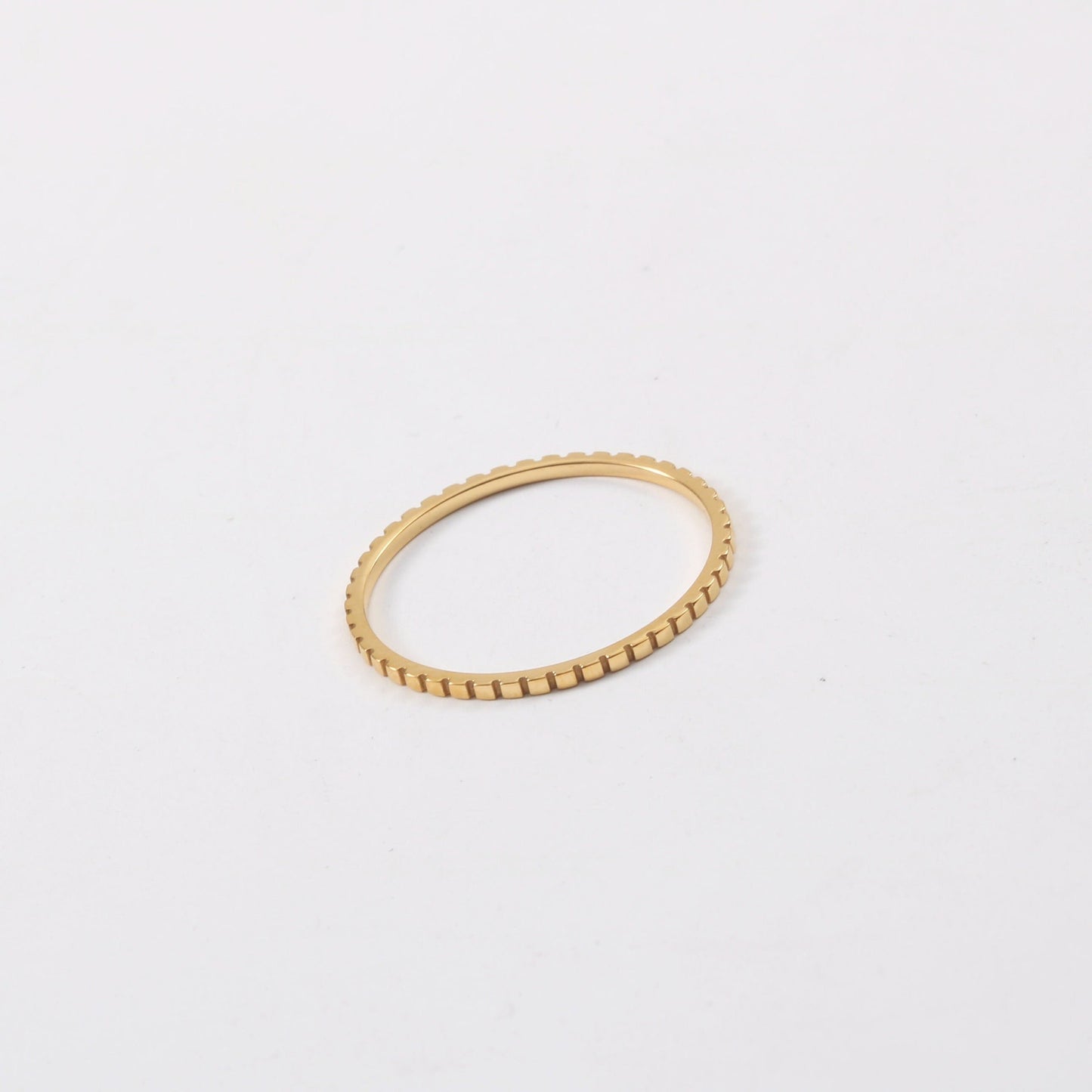 Aleza – Bague Engrenage Fine en Acier Titane Plaqué Or