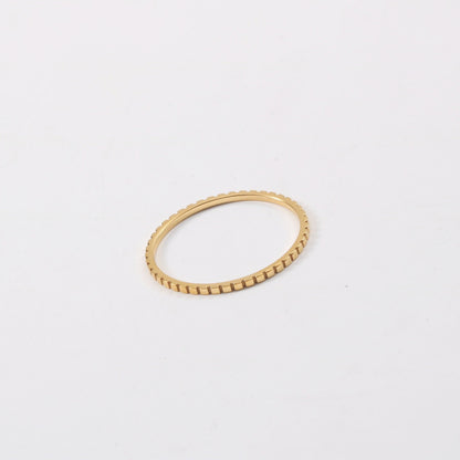 Aleza – Bague Engrenage Fine en Acier Titane Plaqué Or