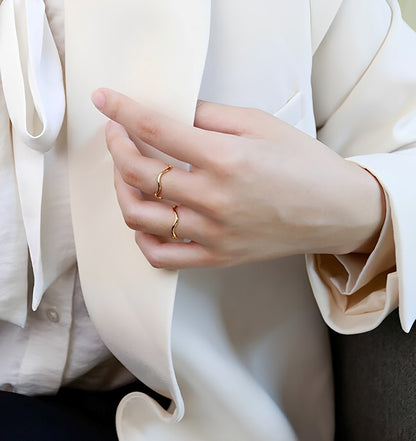 Lorena – Bague Vague Courbée Élégante