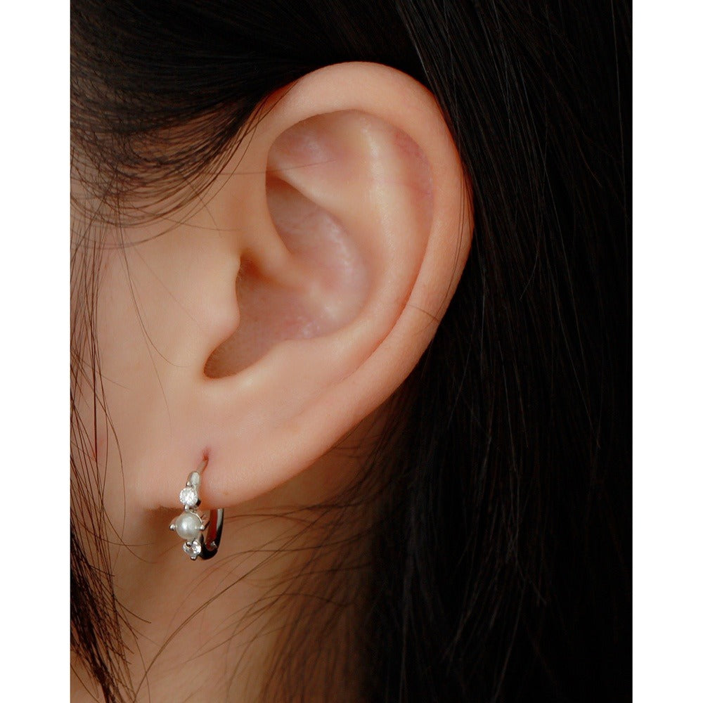 Elora – Boucles d’Oreilles Clip Rondes Perle & Pierre Incrustée