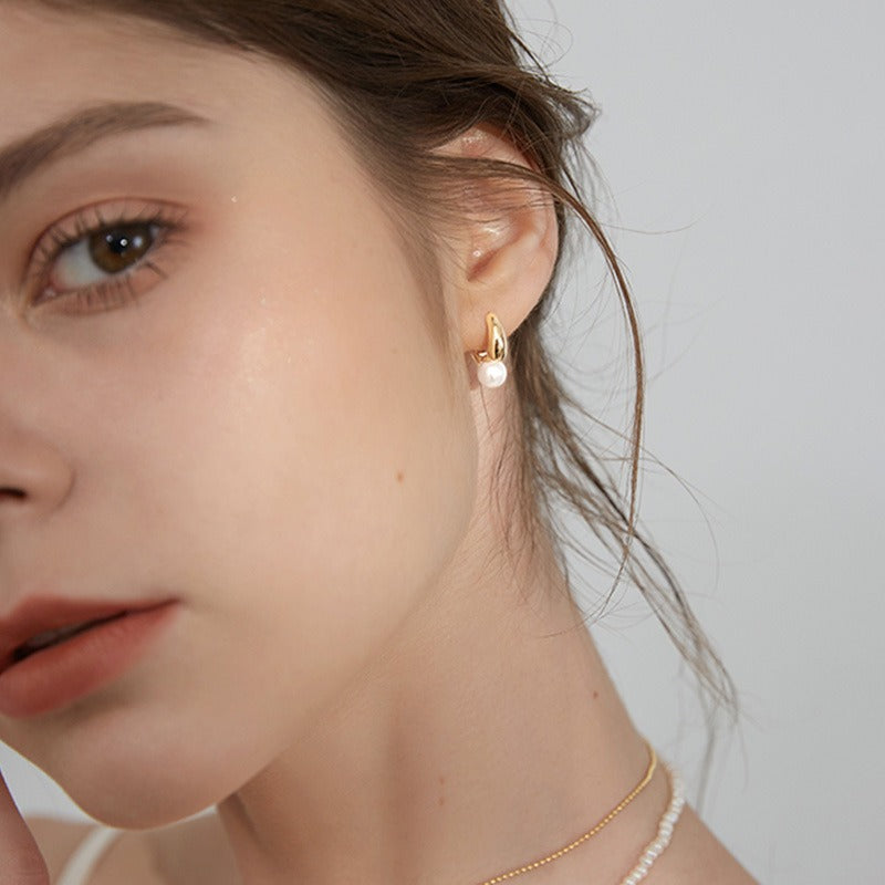 Maelle – Boucles d’Oreilles Dorées à Perle Unique