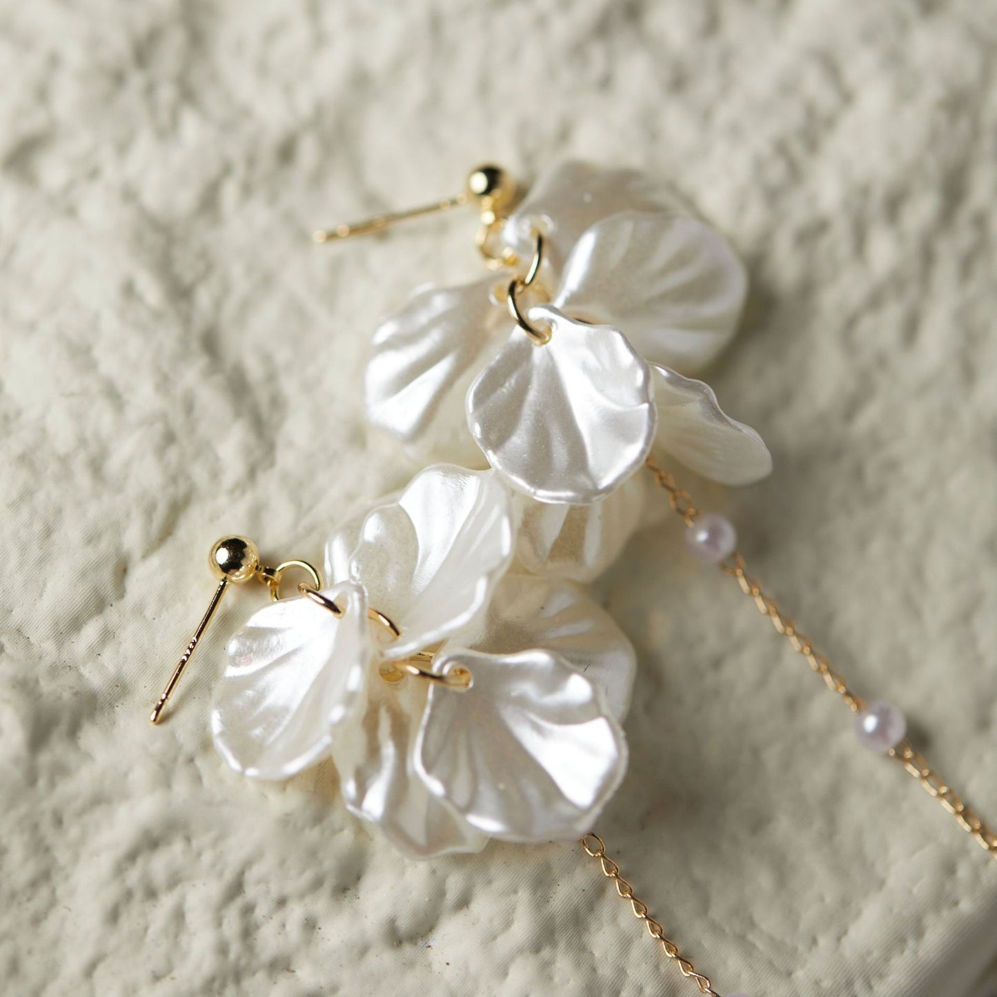 Rhia – Boucles d’Oreilles Pétales Féeriques à Perle et Pampilles