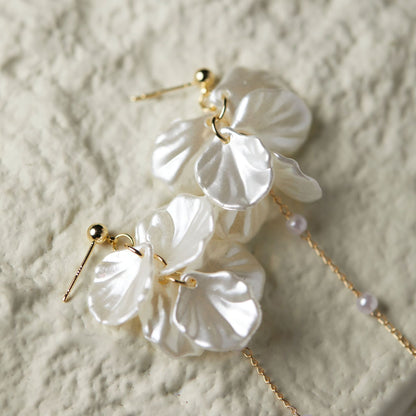 Rhia – Boucles d’Oreilles Pétales Féeriques à Perle et Pampilles