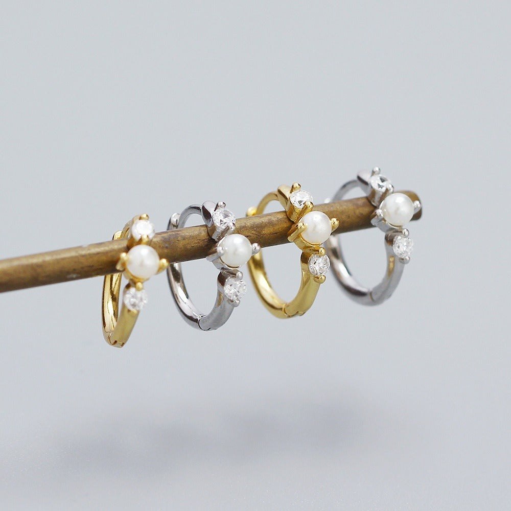 Elora – Boucles d’Oreilles Clip Rondes Perle & Pierre Incrustée