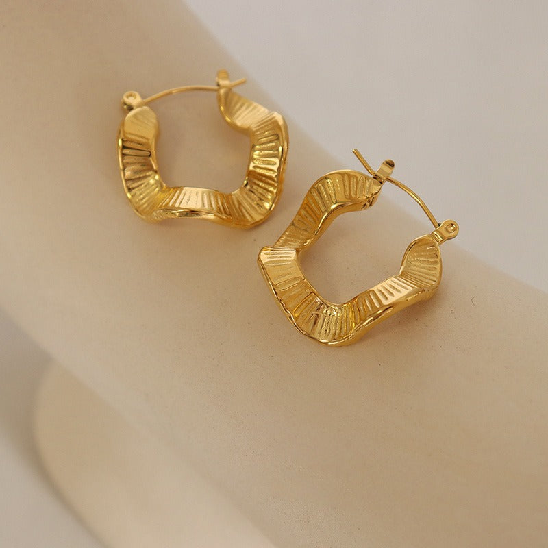 Alba – Boucles d’Oreilles Ondulées en Acier Titane