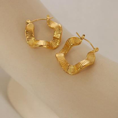 Alba – Boucles d’Oreilles Ondulées en Acier Titane