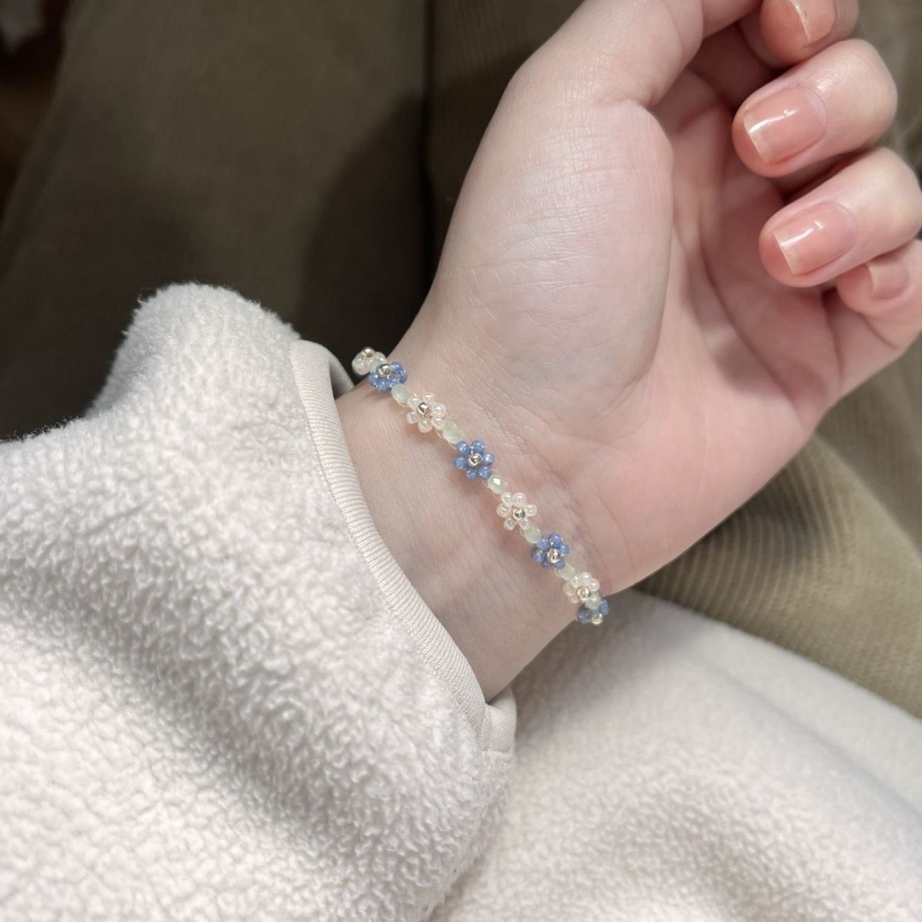 Lila – Bracelet Perlé avec Fleurs Printanières