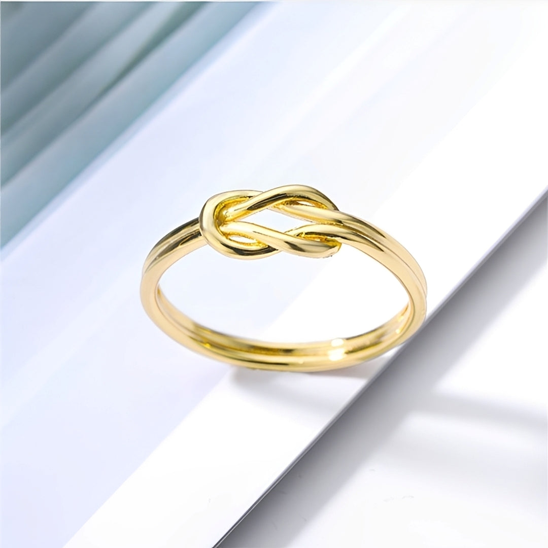 Matilda – Bague Croix Entrelacée