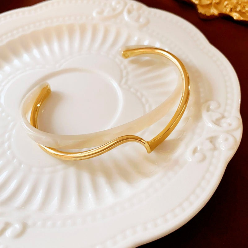 Katrice – Bracelet Doré Orné d’Opale Blanche