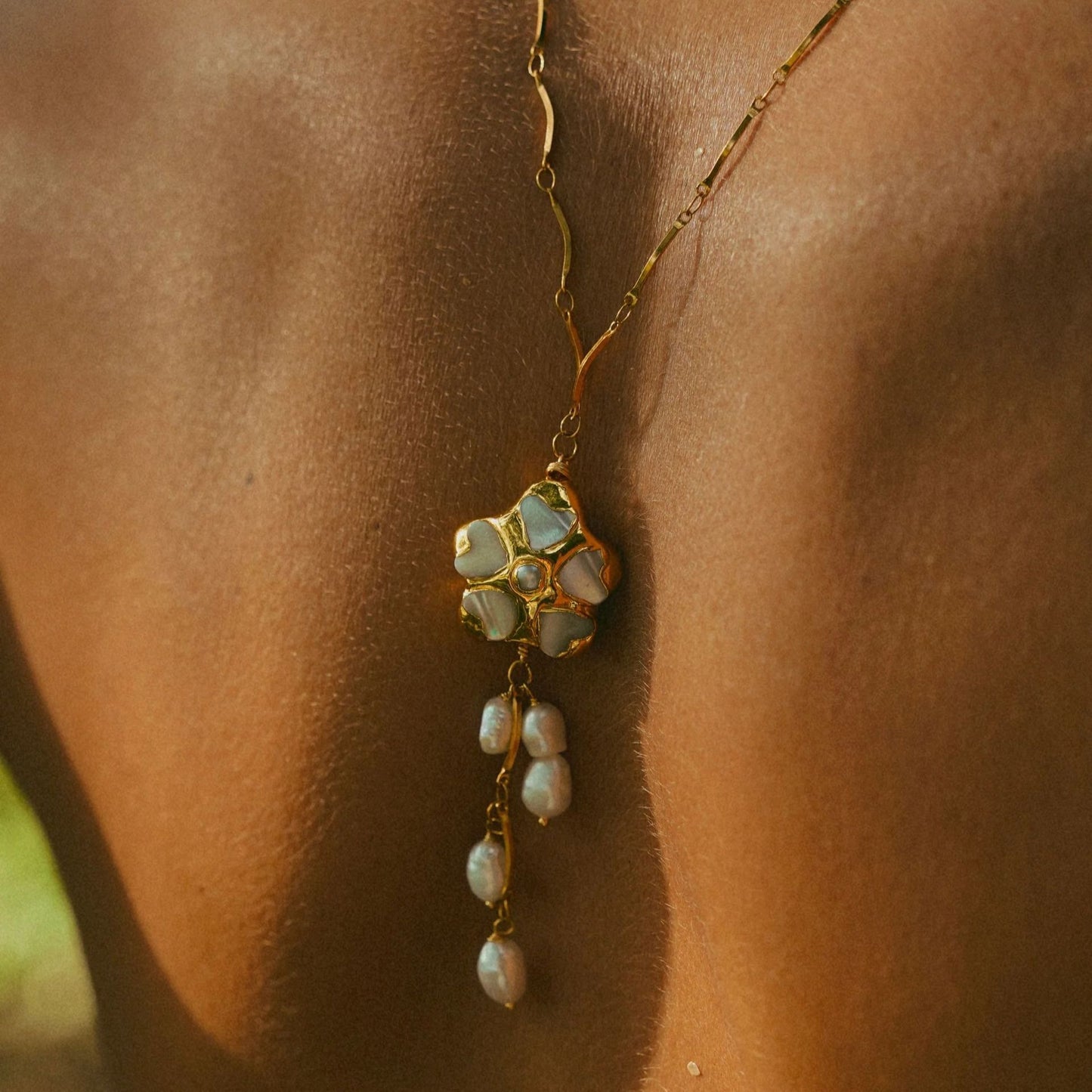 Amara – Collier Fleur et Perle d'Eau Douce