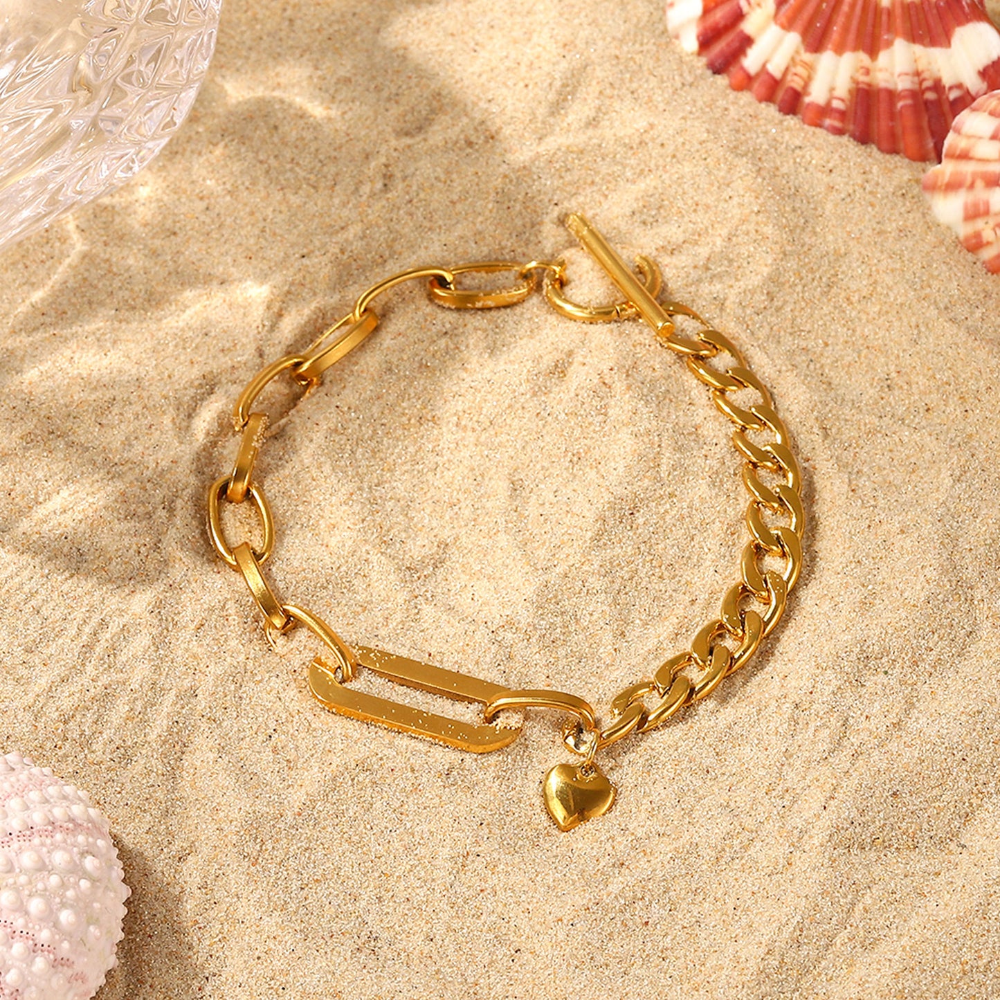 Celestine – Bracelet Élégant en Or T-Bar avec Charme
