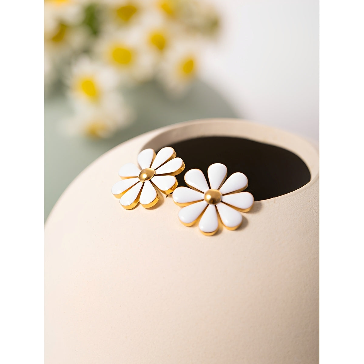 Yela – Boucles d'oreilles Marguerite avec Émail Blanc