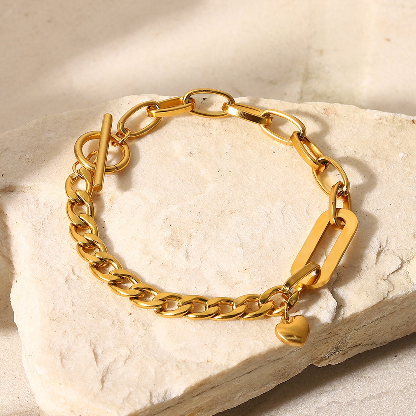 Celestine – Bracelet Élégant en Or T-Bar avec Charme
