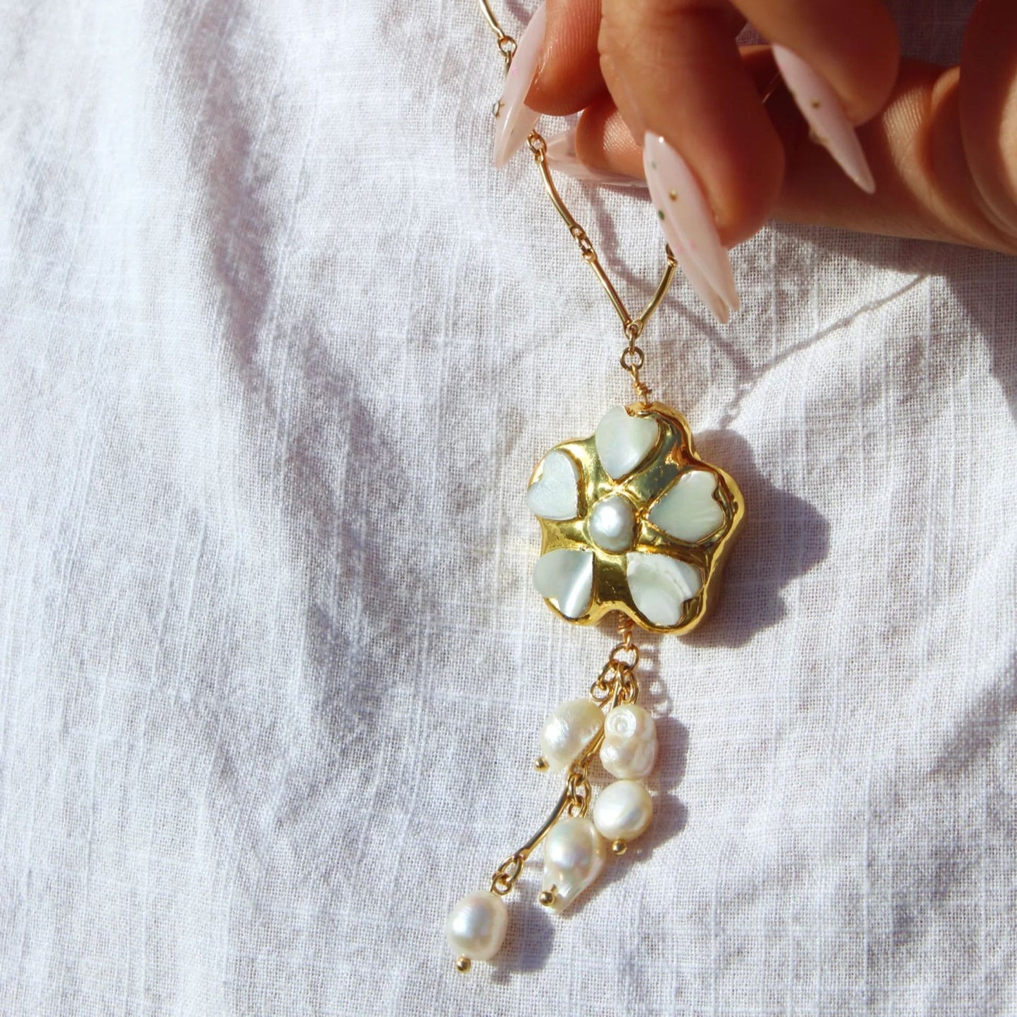 Amara – Collier Fleur et Perle d'Eau Douce
