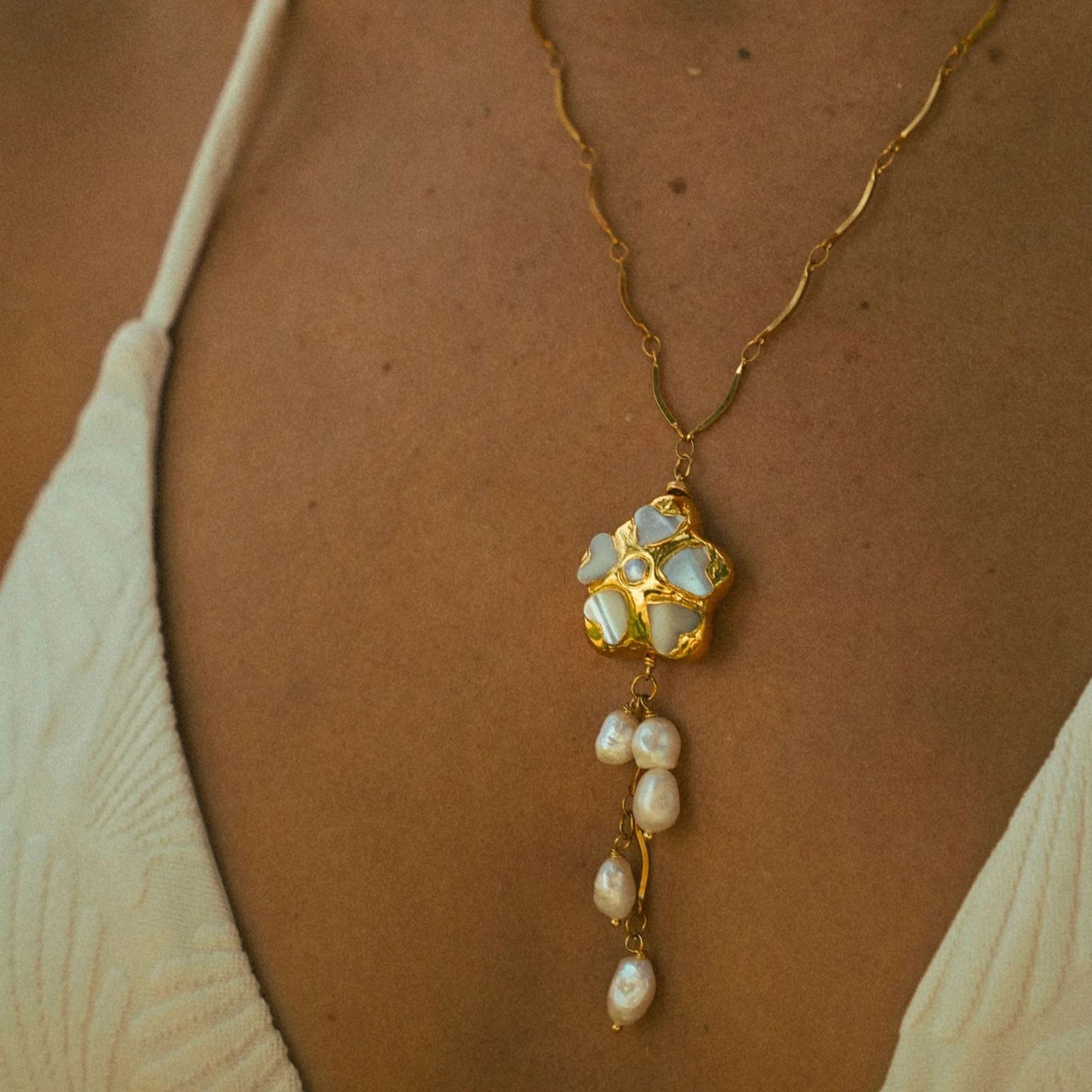 Amara – Collier Fleur et Perle d'Eau Douce
