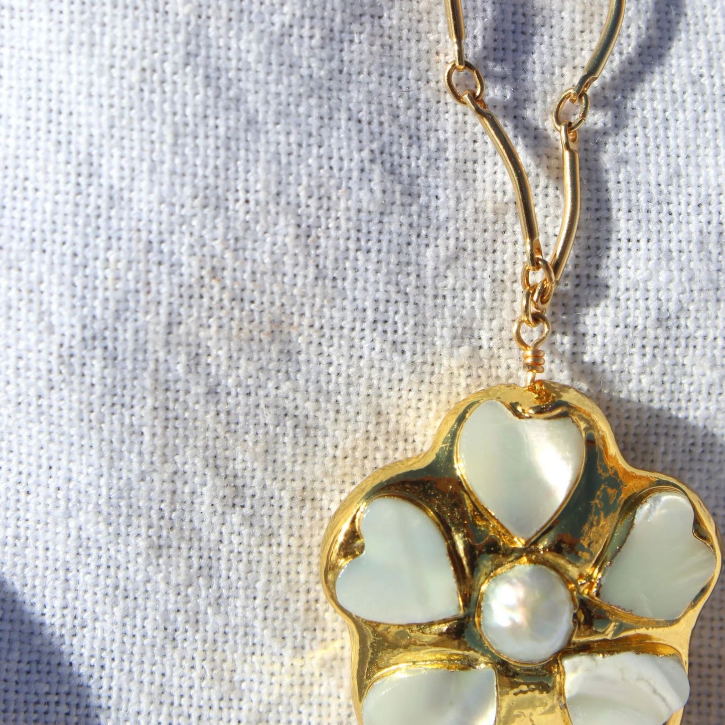 Amara – Collier Fleur et Perle d'Eau Douce