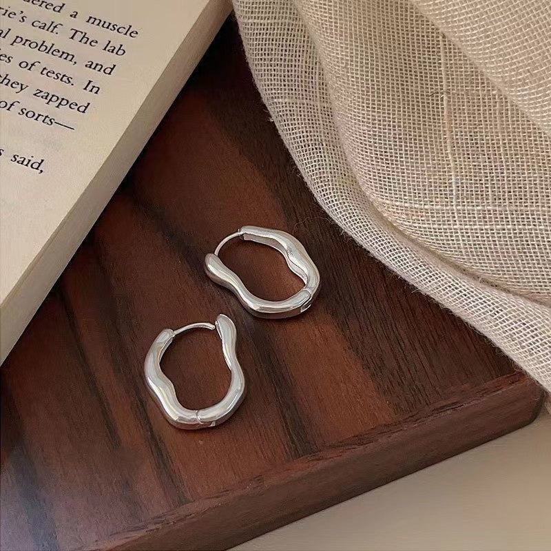 Ondine – Boucles d'Oreilles Huggie en Argent Vagues