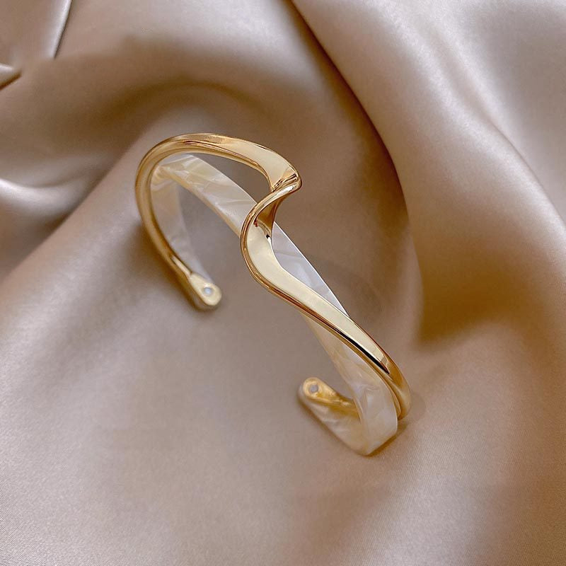 Katrice – Bracelet Doré Orné d’Opale Blanche