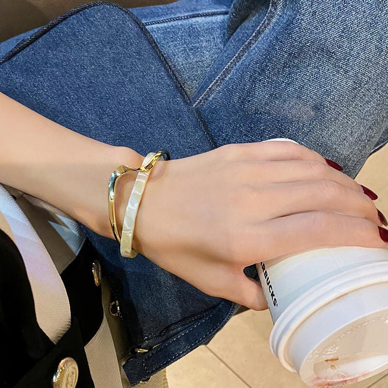 Katrice – Bracelet Doré Orné d’Opale Blanche