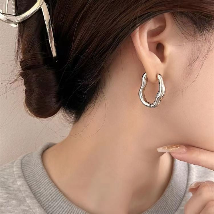Ondine – Boucles d'Oreilles Huggie en Argent Vagues