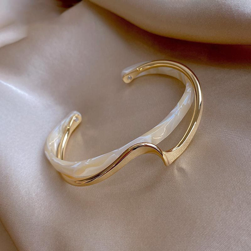 Katrice – Bracelet Doré Orné d’Opale Blanche