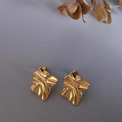 Catriona – Boucles d’Oreilles Plissées en Acier Titane