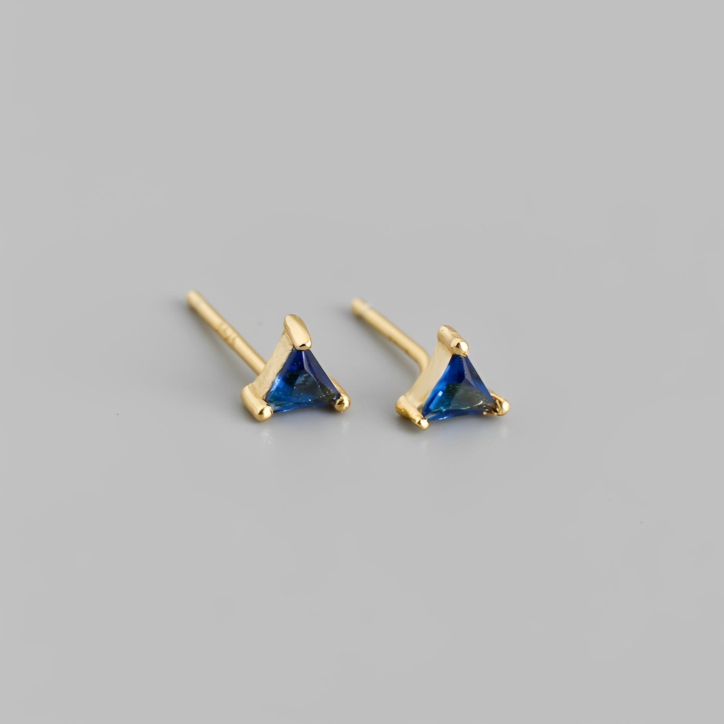 Inez – Clous d’Oreilles Triangle Zircon Coloré