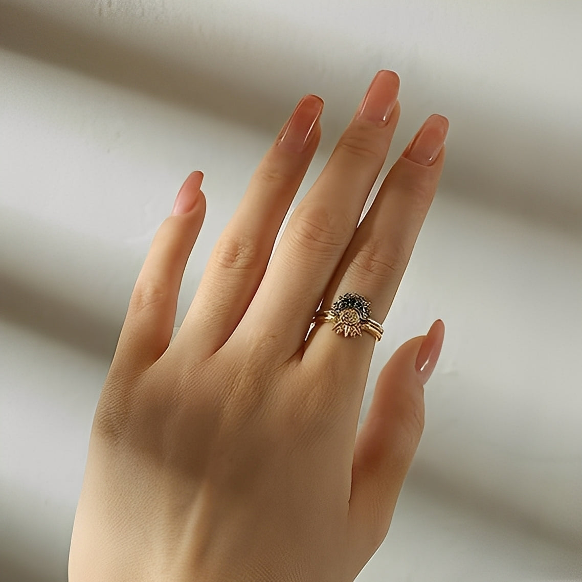 Reina – Bague Lune et Diamants Bleus Élégants