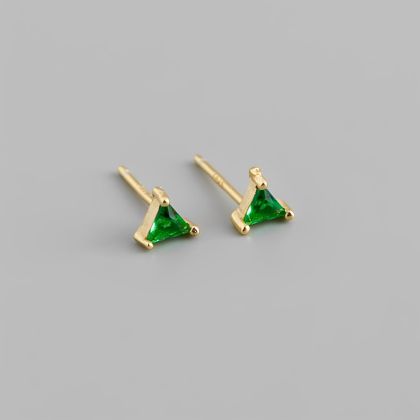 Inez – Clous d’Oreilles Triangle Zircon Coloré
