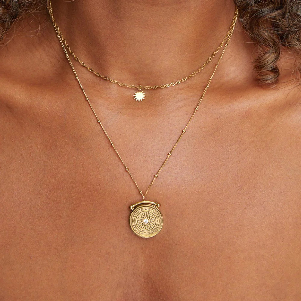 Fiona – Collier Rétro à Pendentif Totem